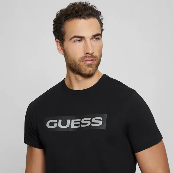 Remera Guess con Logo Metalico