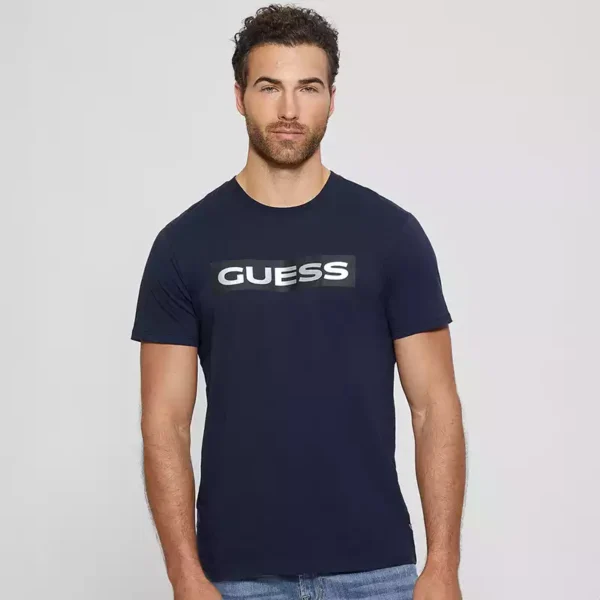 Remera Guess con Logo Metalico Azul